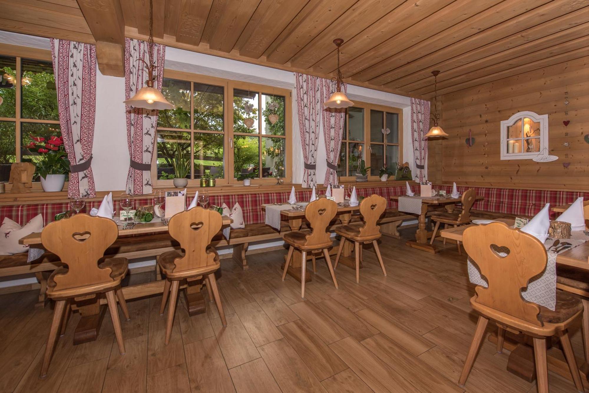 לאוגנג Gourmet-Hotel Gruenwald מראה חיצוני תמונה